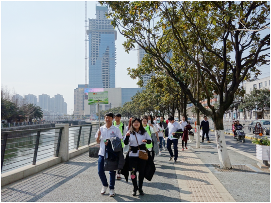 一路上，志愿者把“学雷锋践行动 树新风做好事 做志愿者”的精神传扬到大街小巷，把雷锋为人民服务的志愿精神带到城市的每个角落。